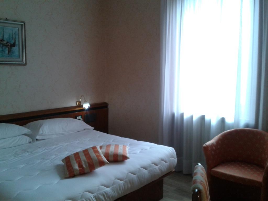 Hotel Villa Delle Ortensie Sant'Omobono Imagna Værelse billede